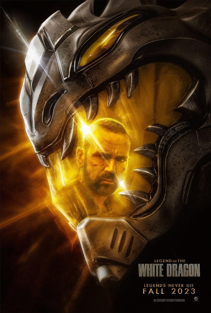 Póster de la película 'Legend of the White Dragon', mostrando una figura en el interior de un casco de dragón, con colores dorados y oscuros, destacando el texto 'LEGENDS NEVER DIE' y la fecha 'FALL 2023'.