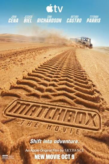 Póster de la película 'Matchbox', con marcas de neumáticos en la arena y un vehículo en el fondo, destacando a los actores John Cena, Jessica Biel, Sam Richardson, Arturo Castro y Teyonah Parris. Texto que dice 'Shift into adventure' y la fecha de estreno el 9 de octubre.