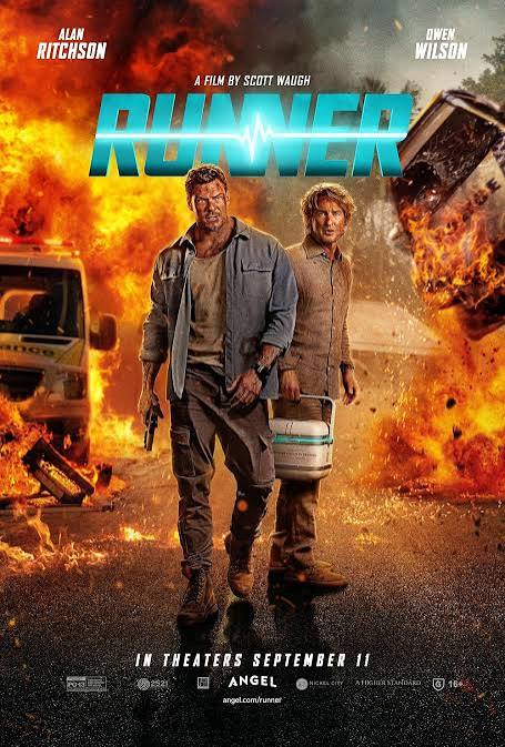 Póster de la película 'Runner', con Alan Ritchson y Owen Wilson, rodeados de explosiones y vehículos de emergencia.